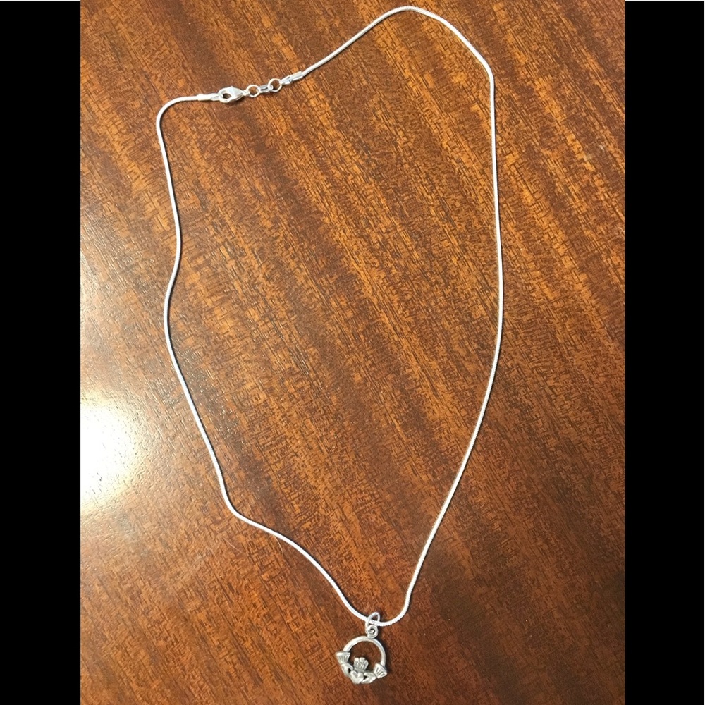 Beautiful NWOT sterling Claddagh pendant! - Picture 5 of 6